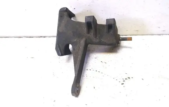 Engine mounting bracket