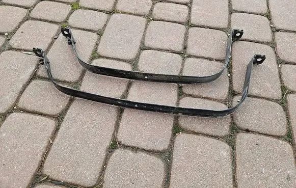 Fuel tank mounting bracket