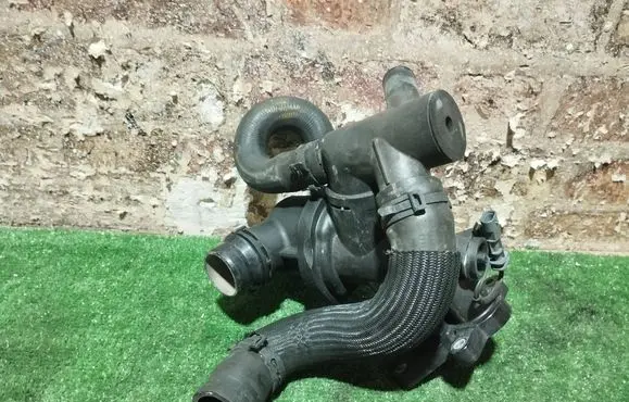 Jaguar XE Thermostat/thermostat housing G4D3-8575-AD