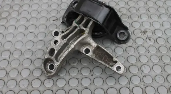 Nissan Qashqai Engine mount bracket
