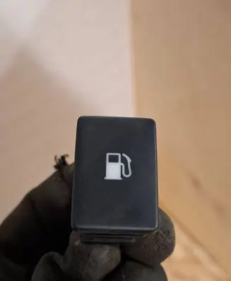 Lexus CT 200H Fuel tank opening switch 15A925