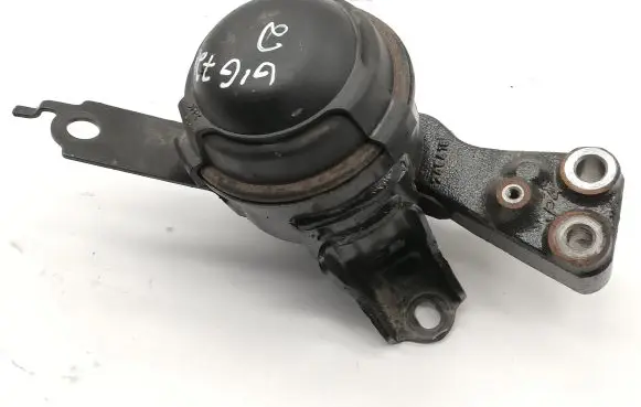 Toyota Yaris Engine mount bracket