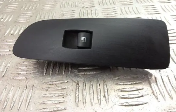BMW 1 E82 E88 Electric window control switch 9163001