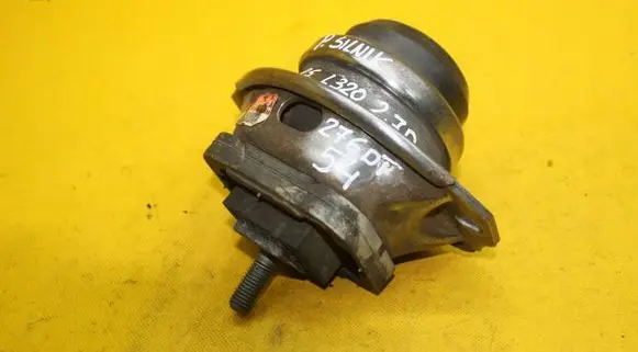 Engine mount vacuum valve