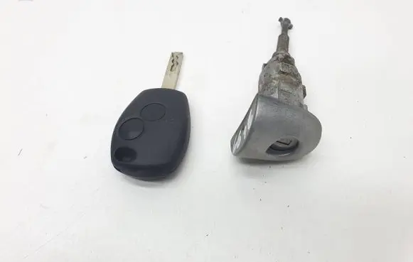 Renault Clio III Ignition key/card 