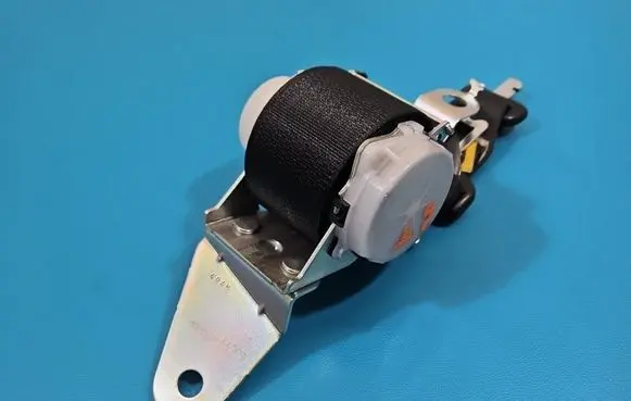 Middle seatbelt (rear)