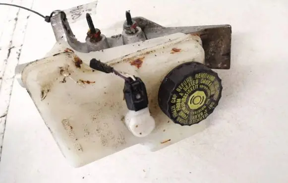 Mercedes-Benz ML W164 Brake fluid reservoir 03350886811 033508-86811