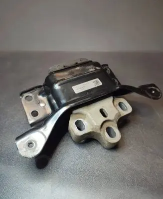 Volkswagen PASSAT B6 Engine mount bracket 5Q0199555T