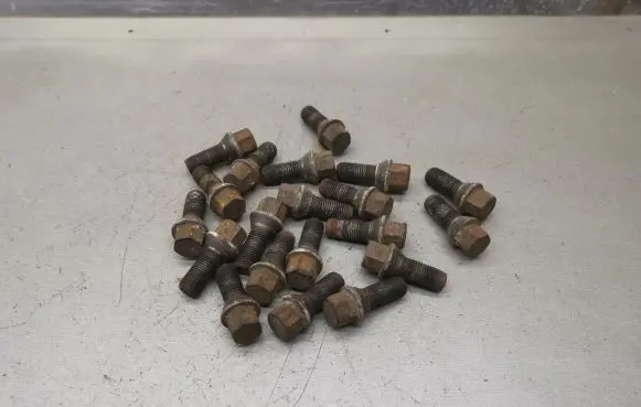 Volkswagen PASSAT B6 Nuts/bolts 