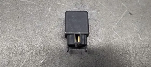 Hyundai Galloper Fuel pump relay 95220-21000