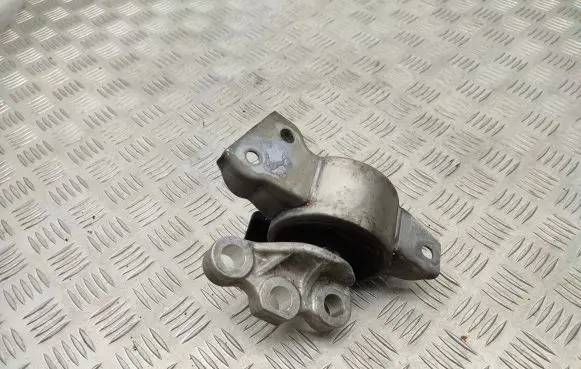 Fiat 500L Engine mount bracket 50508653