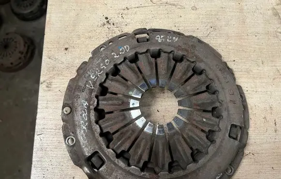 Toyota Corolla Verso AR10 Pressure plate 
