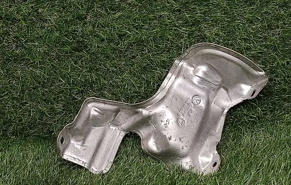 Volkswagen Jetta VI Heat shield in engine bay 04E131783D