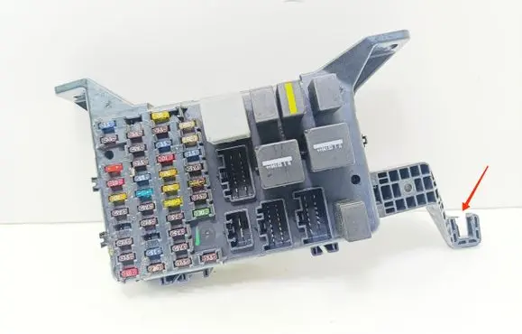 Ford Mondeo Mk III Fuse module 4S7T14A073AA