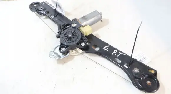 Rear window lifting mechanism without motor