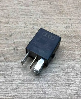 Volkswagen PASSAT B7 Other relay 4H0951253C V23374A1001X010 SN7