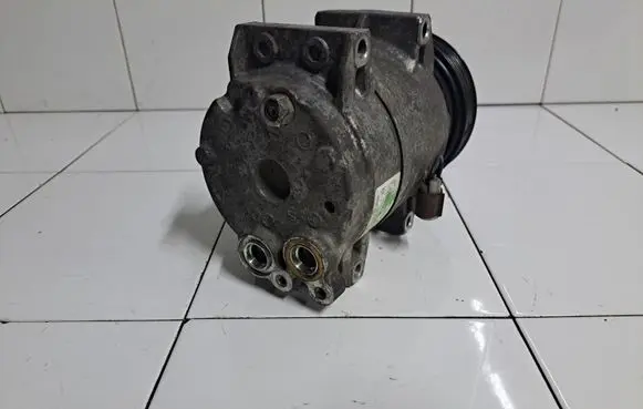 Volvo XC70 Air conditioning (A/C) compressor (pump) 8708581