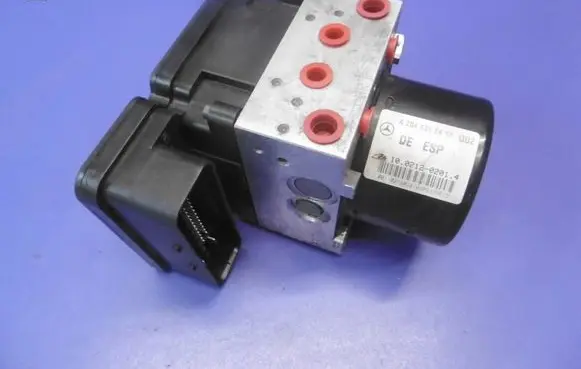 Mercedes-Benz C W204 ABS Pump A2045455332 A2044312412