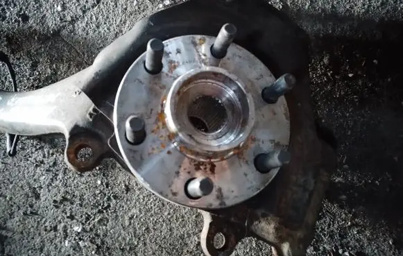 Nissan Pathfinder R51 Front wheel hub