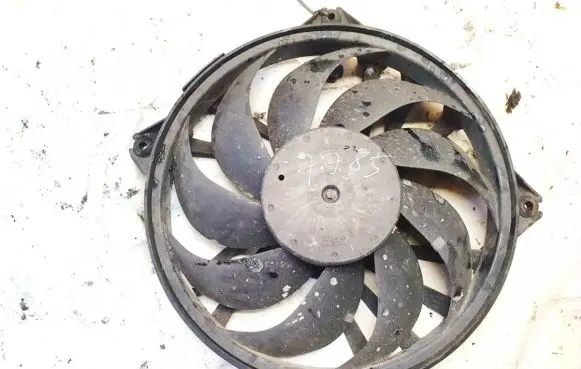 Radiator cooling fan shroud