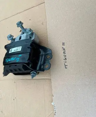 Volkswagen Tiguan Engine mount bracket 5QA199555C