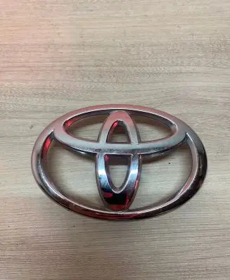 Toyota Yaris XP210 Manufacturers badge/model letters 90975w2002