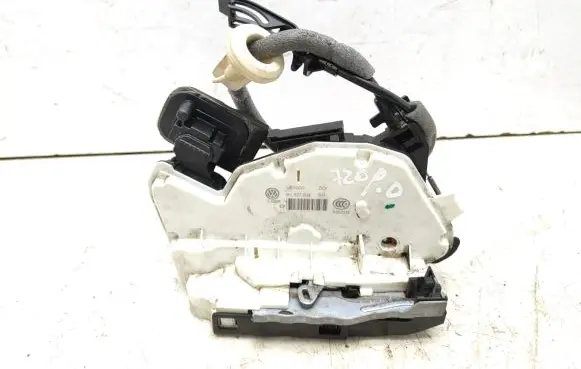 Volkswagen Golf VII Front door lock 5K1837016E