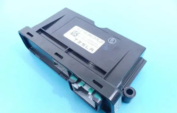 Tesla Model S Central body control module 1007618-00-E IMPRK1148752