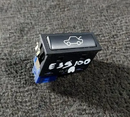 BMW 5 E39 Tailgate opening switch 8365579 03052500 6131