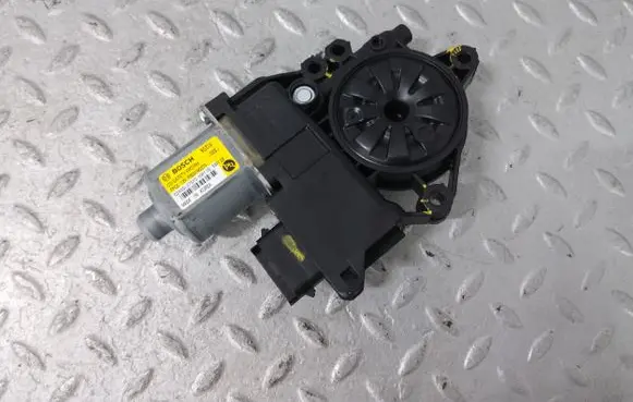 KIA Ceed Front door window regulator motor 82460J7010