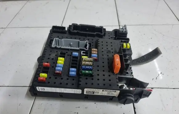 Volvo S80 Fuse module 30728512 28017881 05W453