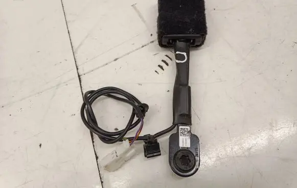 BMW 2 F46 Front seatbelt buckle 7313299