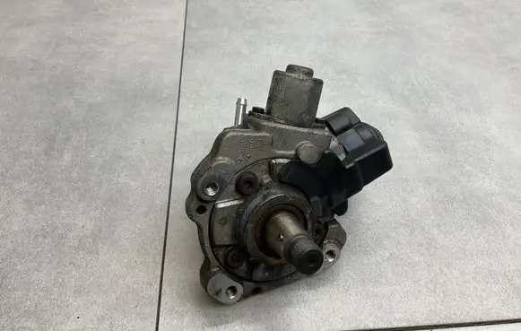 Skoda Octavia Mk3 (5E) Fuel injection high pressure pump 04B130755H