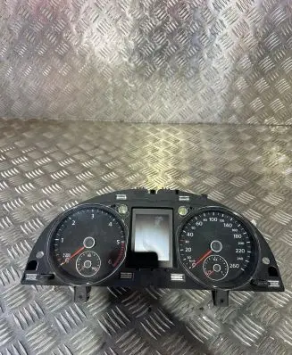 Volkswagen PASSAT B7 Speedometer (instrument cluster) 3AA920880A