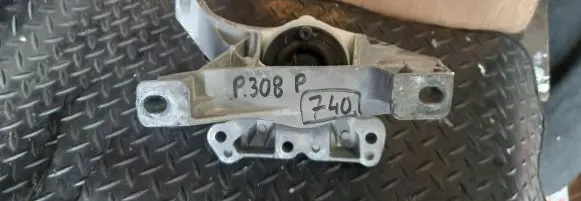 Peugeot 308 Engine mount bracket 4A103720