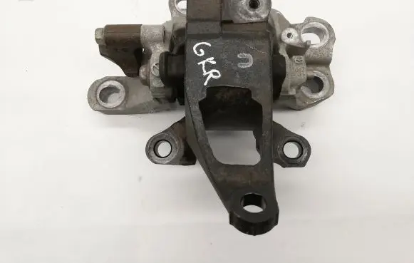 Mazda CX-5 Engine mount bracket