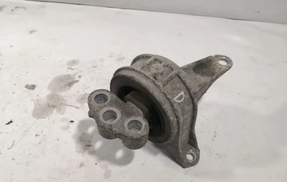 Opel Zafira B Engine mount bracket