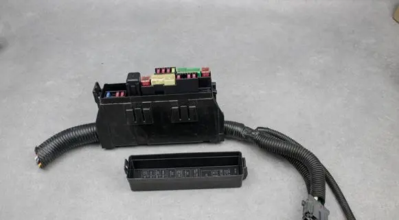 Nissan Leaf I (ZE0) Fuse module 24382EW70B 3NF0C 7154722330