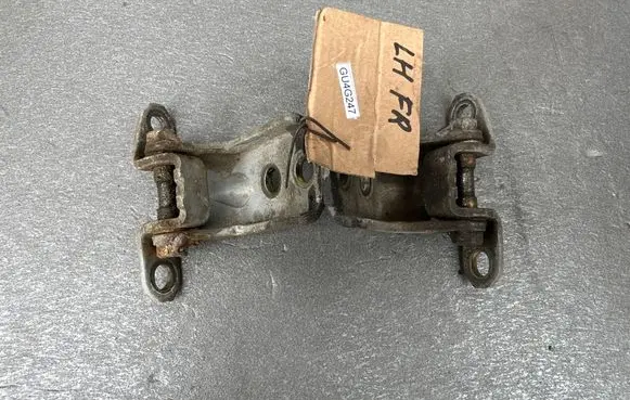 Nissan Patrol Y61 Front door hinge set 824202J000