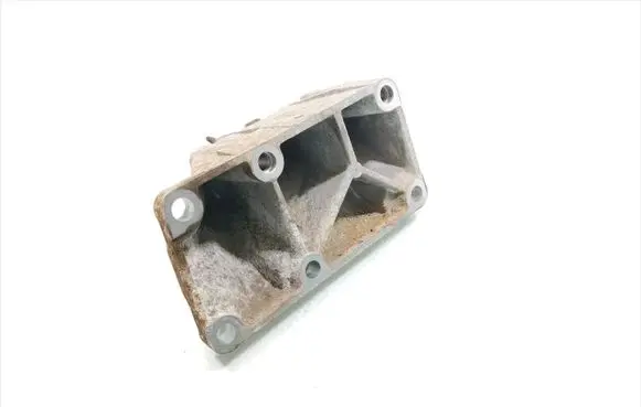 Lexus LS 460 - 600H Engine mounting bracket
