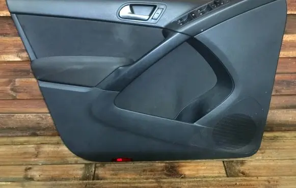 Volkswagen Tiguan Front door card panel trim