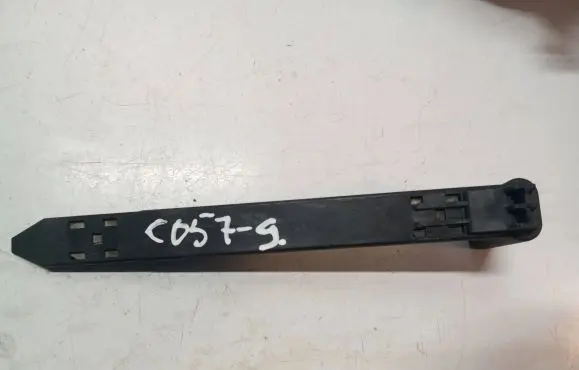 Headlight/headlamp mounting bracket