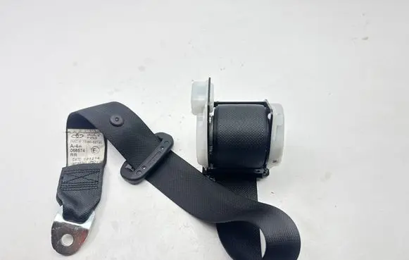 Toyota Auris E180 Rear seatbelt 066574