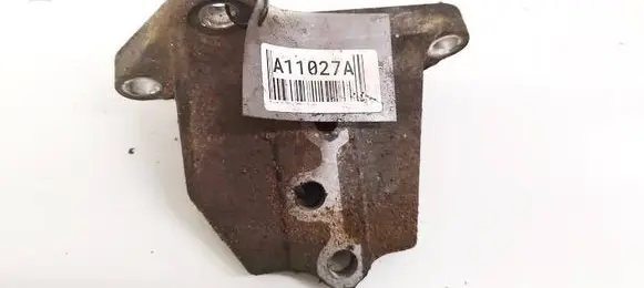 Nissan X-Trail T30 Engine mounting bracket 