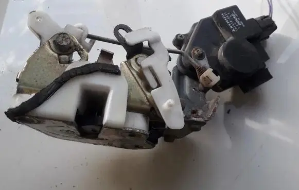 Mitsubishi Galant Rear door lock 1015280071 101528-0071