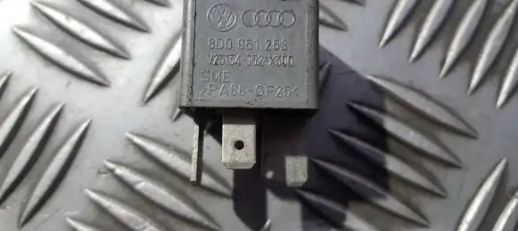 Volkswagen PASSAT B5.5 Other relay 8d0951253 v23134-j52-x300