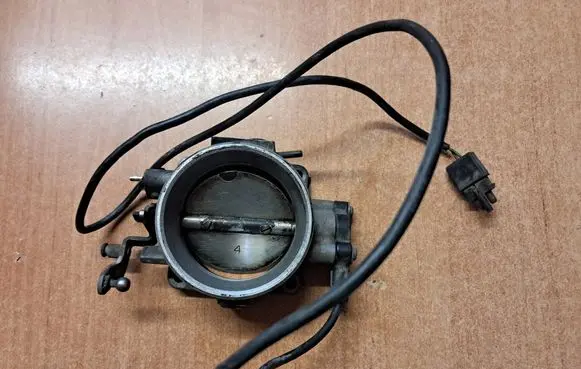 Mercedes-Benz SL R107 Throttle body valve 0011406153