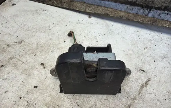 Volkswagen Golf V Loading door lock