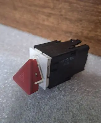 Volkswagen PASSAT B6 Hazard light switch 3C0953509A