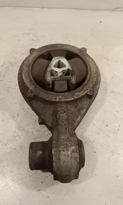 Nissan Qashqai+2 Engine mount bracket